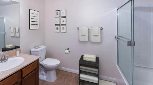 Wilshire Apartment | LALA House -1Br with Free Parking, Pool, Laundry