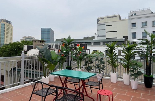Hoan Kiem Apartment | Lam khong ngich Bright & Cozy Artsy Getaway in Hoan Kiem