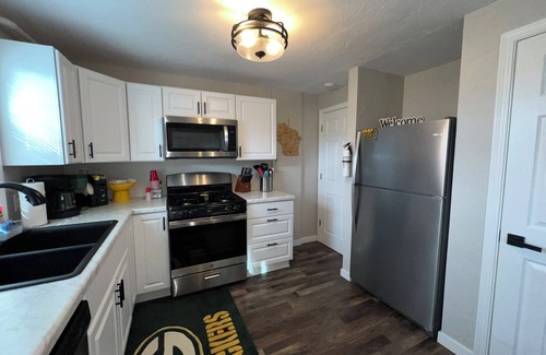 Ashwaubenon House | Lambeau Lookout on Elm View - Less than a mile from Lambeau - Pet Friendly!
