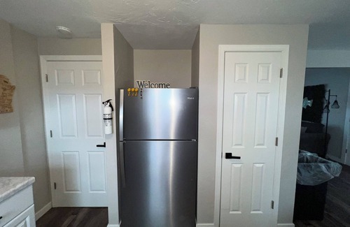 Ashwaubenon House | Lambeau Lookout on Elm View - Less than a mile from Lambeau - Pet Friendly!