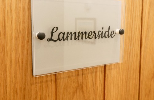 Kirkby Stephen Apartment | LAMMERSIDE, with hot tub in Kirkby Stephen