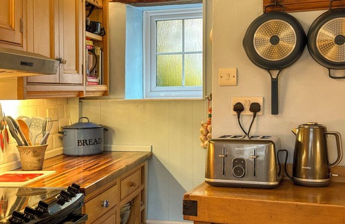 Chipping Norton Cottage | LAMORNA COTTAGE, pet friendly, with open fire in Chipping Norton