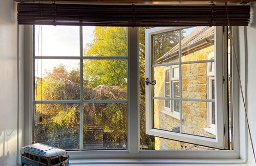 Chipping Norton Cottage | LAMORNA COTTAGE, pet friendly, with open fire in Chipping Norton