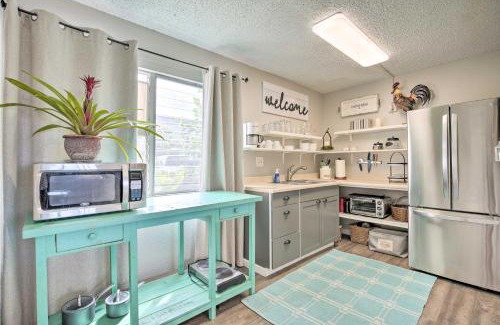Historic Kailua Village Apartment | Lanai and Community Pool Access Sunny Central Condo