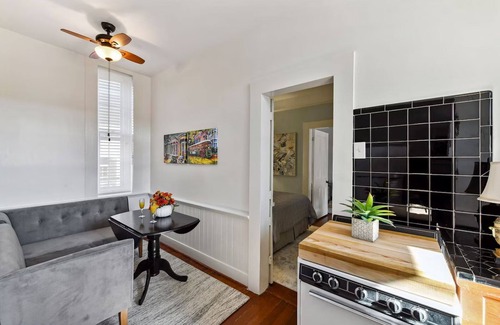 Faubourg Marigny Bed & Breakfast | Lanaux Mansion - Beth's Escape with Courtyard Balcony
