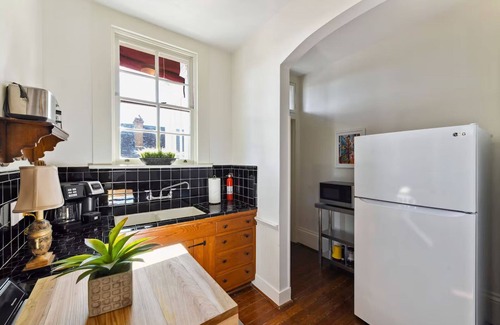 Faubourg Marigny Bed & Breakfast | Lanaux Mansion - Beth's Escape with Courtyard Balcony