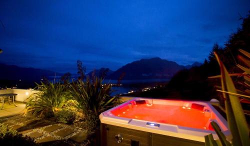 Queenstown House | Lancewood Top | Gorgeous Views | Spa Pool
