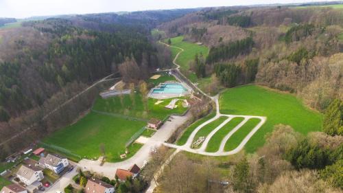Huettlingen Bed & Breakfast | Landgasthof Falken