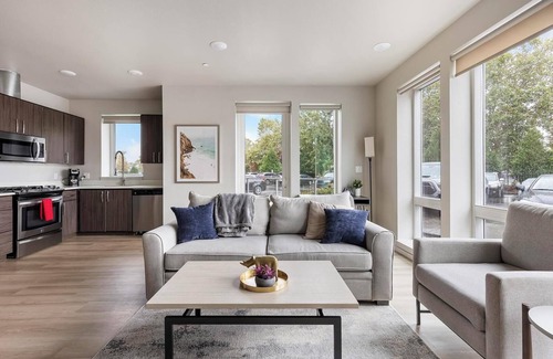 Hayden Island Apartment | Landing | Amazing 1BD, Gym, Courtyard