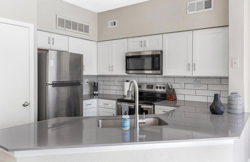Fort Worth Apartment | Landing | Amazing 1BD, Pool, Gym