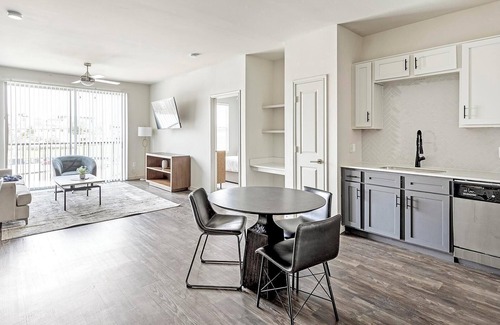 Kessler Apartment | Landing | Amazing 2BD, Gym, Pool