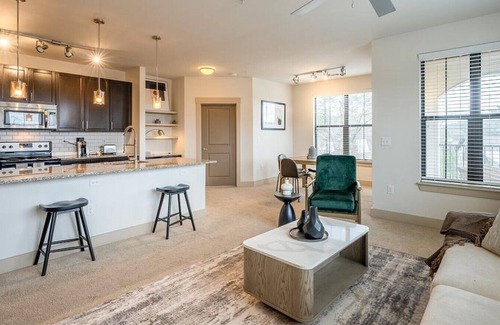 Crestline Heights Apartment | Landing at 4700 Colonnade - 2 Bedrooms in Overton