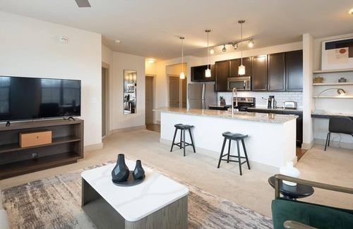 Crestline Heights Apartment | Landing at 4700 Colonnade - 2 Bedrooms in Overton