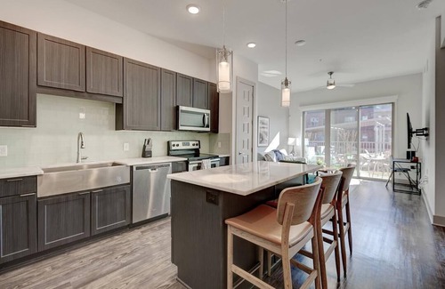 Fort Worth Apartment | Landing at Atlas Waterside Apartments - 1 Bedroom in Downtown Benbrook