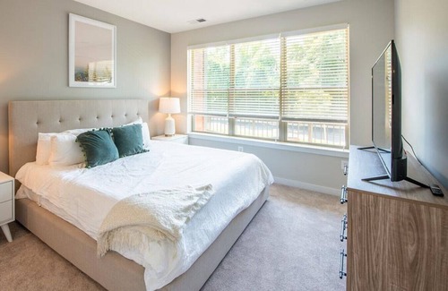 Garrison Apartment | Landing at Avalon Foundry Row - 2 Bedrooms in Downtown Owings Mills