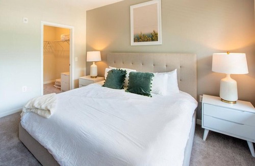 Garrison Apartment | Landing at Avalon Foundry Row - 2 Bedrooms in Downtown Owings Mills