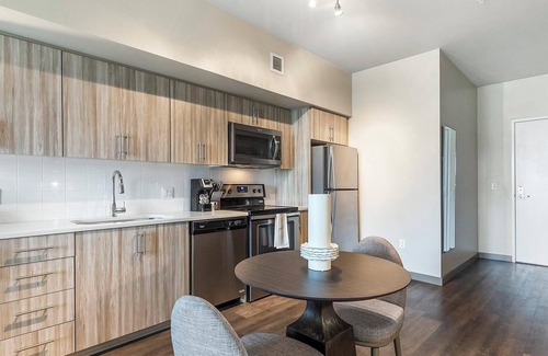 Northwest Portland Apartment | Landing at Bridgetown Lofts - 1 Bedroom in Nort.