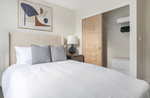 Fairview Apartment | Landing at Douglas Grove - 2 Bedrooms in North Central