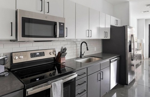Eighth Avenue Apartment | Landing at Standard Assembly - Studio in South .