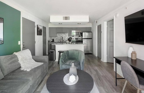 Green Hills Apartment | Landing at The Metropolitan - 1 Bedroom in Nash.