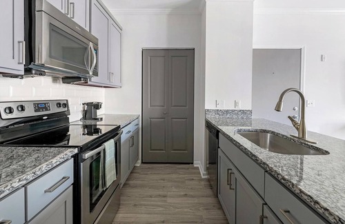 Green Hills Apartment | Landing at The Metropolitan - 1 Bedroom in Nash.