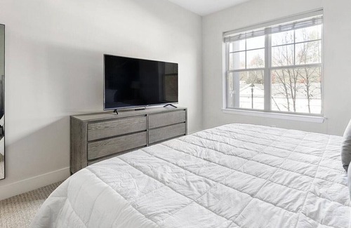 Simsbury Apartment | Landing at The Pointe at Dorset Crossing - 1 Bedroom in Downtown Simsbury