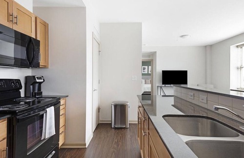 Midtown Apartment | Landing at The Strathmore Apartments - 1 Bedroom in Cass Corridor