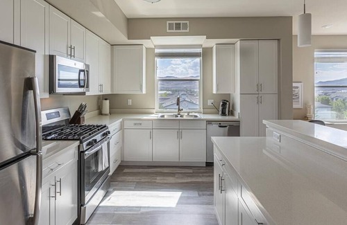 Sparks Apartment | Landing at Waterfront at the Marina - 2 Bedrooms in Downtown Sparks