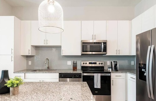 Keller Apartment | Landing at Westhouse - 2 Bedrooms in Downtown Fort Worth