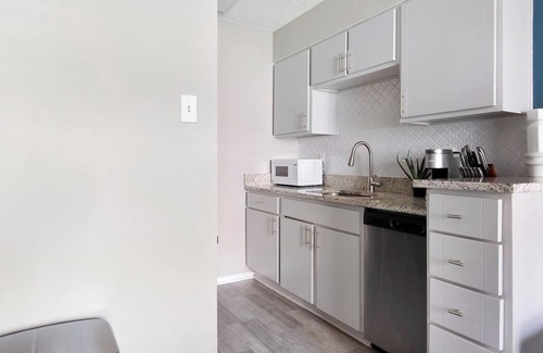 Royal Ridge Apartment | Landing | Beautiful 1BD, Gym, Clubhouse