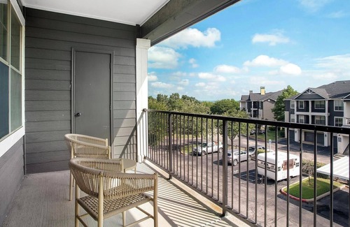 McNeil Apartment | Landing | Chic 1BD, Gym, Pool