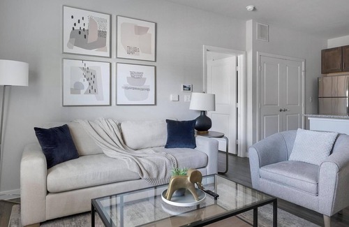 Dallas Apartment | Landing | Chic 1BD, Gym, Pool