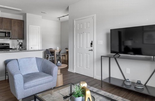 Dallas Apartment | Landing | Chic 1BD, Gym, Pool