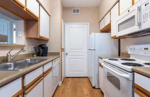 Fort Worth Apartment | Landing | Chic 1BD, Gym, Pool