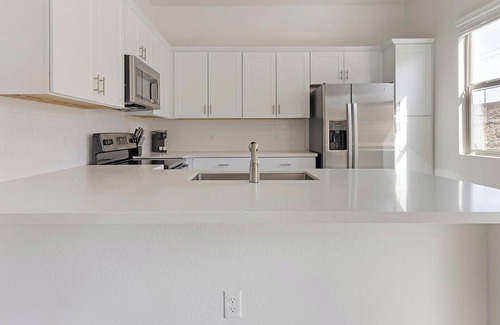 Oro Valley Apartment | Landing | Chic 2BD, Pool