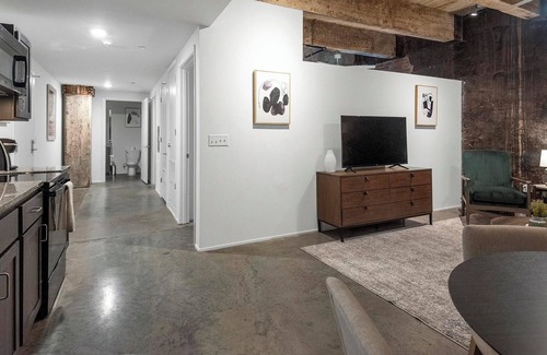 Downtown Memphis Apartment | Landing | Incredible 2BD, Courtyard, Gym