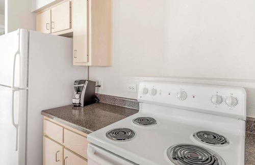 Southbelt/Ellington Apartment | Landing | Incredible 2BD, Gym, Pool