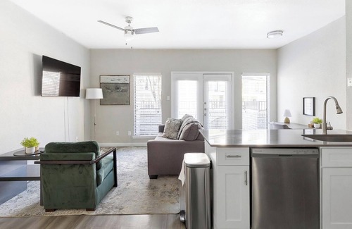 Fort Worth Apartment | Landing | Modern 1BD, Gym, Pool