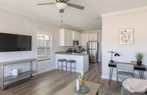 Huntsville Apartment | Landing | Modern 1BD, Gym, Pool
