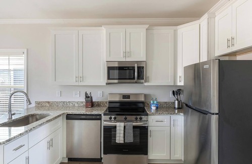 Huntsville Apartment | Landing | Modern 1BD, Gym, Pool
