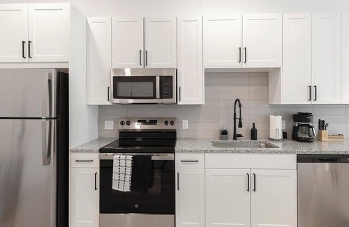 Denton Apartment | Landing | Modern 1BD, Gym