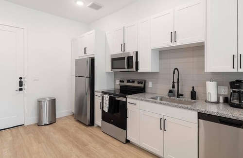 Denton Apartment | Landing | Modern 1BD, Gym