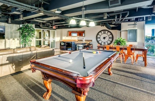 Downtown Indianapolis Apartment | Landing | Modern 1BD, Pool, Rooftop Lounge
