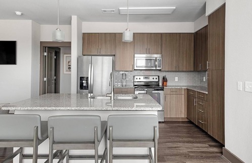 Memorial Apartment | Landing | Modern 2BD, Gym