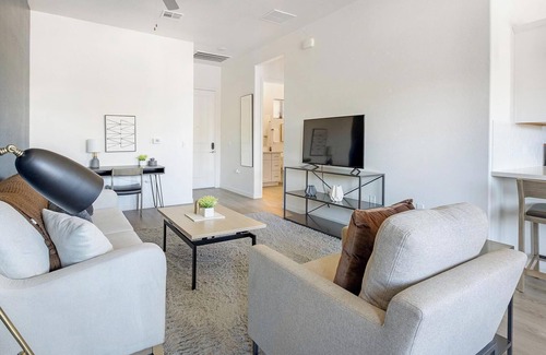 Oro Valley Apartment | Landing | Modern 2BD, Pool
