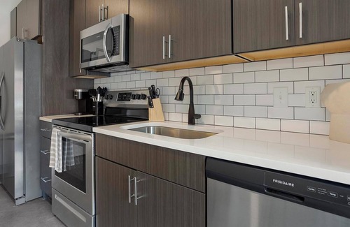 Richmond Apartment | Landing | Modern Studio, Gym, Pool