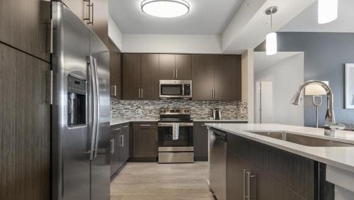 Biggar Apartment | Landing Modern Apartment with Amazing Amenities (ID8608X81)