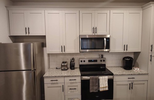 Newberry Apartment | Landing | Spectacular 2BD, Gym, Pool
