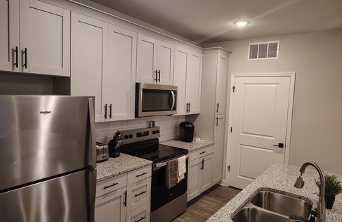 Newberry Apartment | Landing | Spectacular 2BD, Gym, Pool