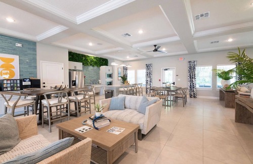 Newberry Apartment | Landing | Spectacular 2BD, Gym, Pool